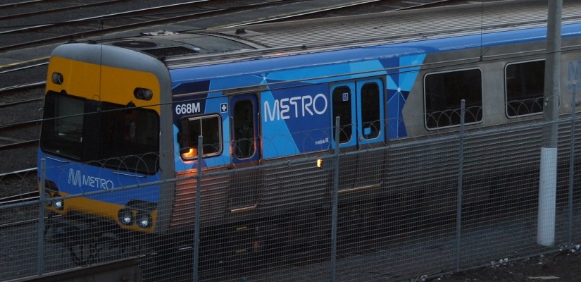 Metro-Trains-Comeng-EMU-Photo-Zed-Fitzhume-Creative-Commons-825x400